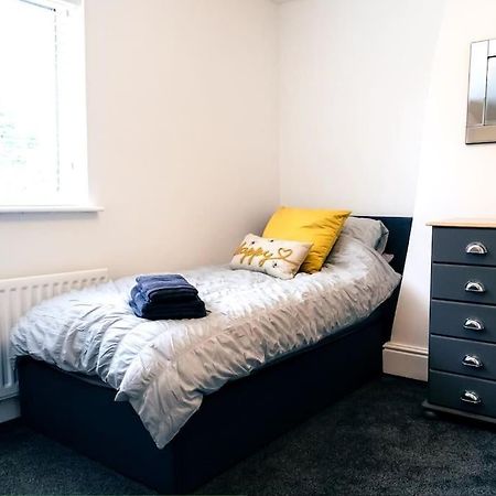 4 Bedroom - Sleep 9 Home In Cheadle Staffordshire - Alton Towers Polar Express Dimmingsdale Peak District Trentham Gardens Water World Esterno foto