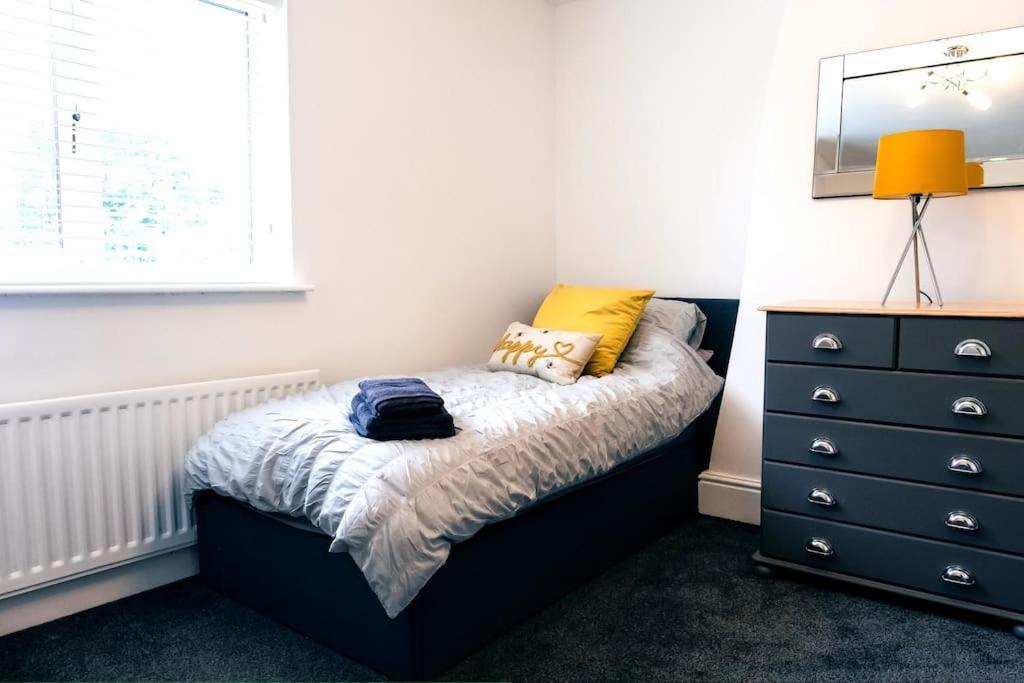 4 Bedroom - Sleep 9 Home In Cheadle Staffordshire - Alton Towers Polar Express Dimmingsdale Peak District Trentham Gardens Water World Esterno foto
