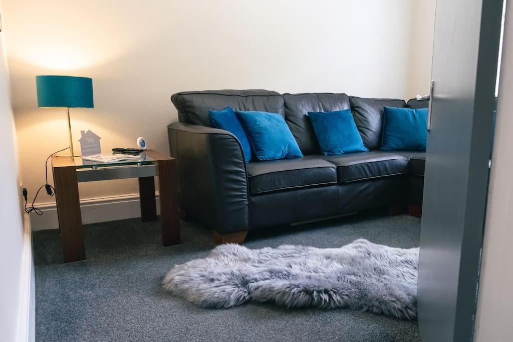 4 Bedroom - Sleep 9 Home In Cheadle Staffordshire - Alton Towers Polar Express Dimmingsdale Peak District Trentham Gardens Water World Esterno foto