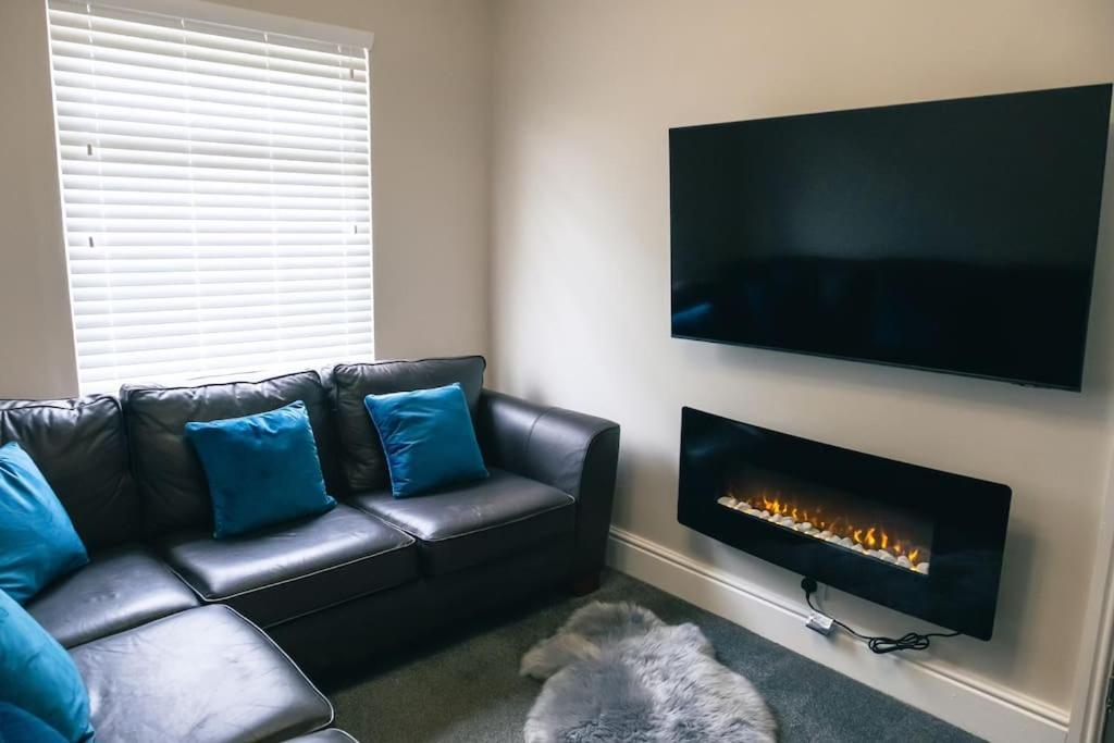 4 Bedroom - Sleep 9 Home In Cheadle Staffordshire - Alton Towers Polar Express Dimmingsdale Peak District Trentham Gardens Water World Esterno foto
