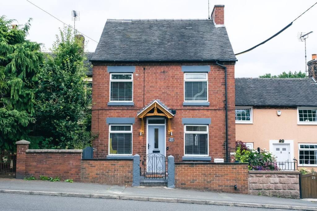 4 Bedroom - Sleep 9 Home In Cheadle Staffordshire - Alton Towers Polar Express Dimmingsdale Peak District Trentham Gardens Water World Esterno foto
