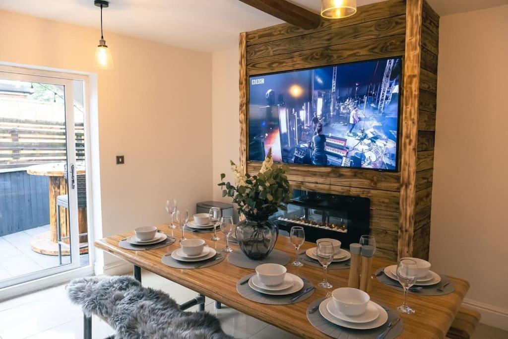 4 Bedroom - Sleep 9 Home In Cheadle Staffordshire - Alton Towers Polar Express Dimmingsdale Peak District Trentham Gardens Water World Esterno foto
