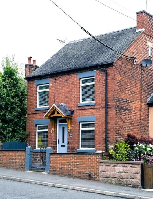 4 Bedroom - Sleep 9 Home In Cheadle Staffordshire - Alton Towers Polar Express Dimmingsdale Peak District Trentham Gardens Water World Esterno foto