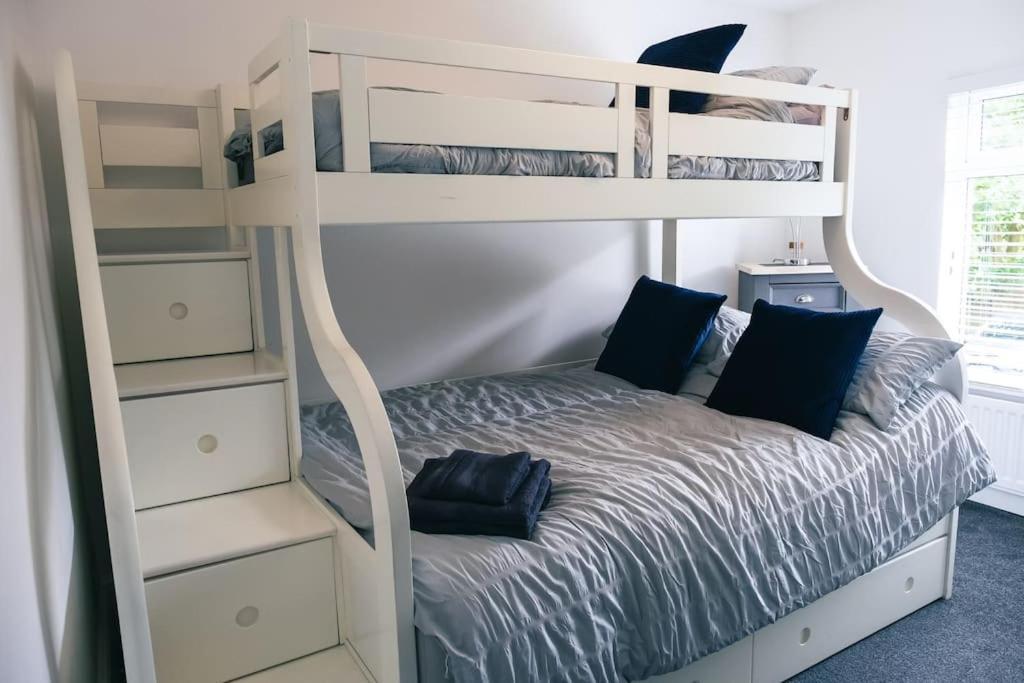 4 Bedroom - Sleep 9 Home In Cheadle Staffordshire - Alton Towers Polar Express Dimmingsdale Peak District Trentham Gardens Water World Esterno foto