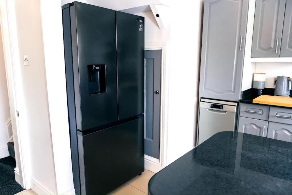 4 Bedroom - Sleep 9 Home In Cheadle Staffordshire - Alton Towers Polar Express Dimmingsdale Peak District Trentham Gardens Water World Esterno foto
