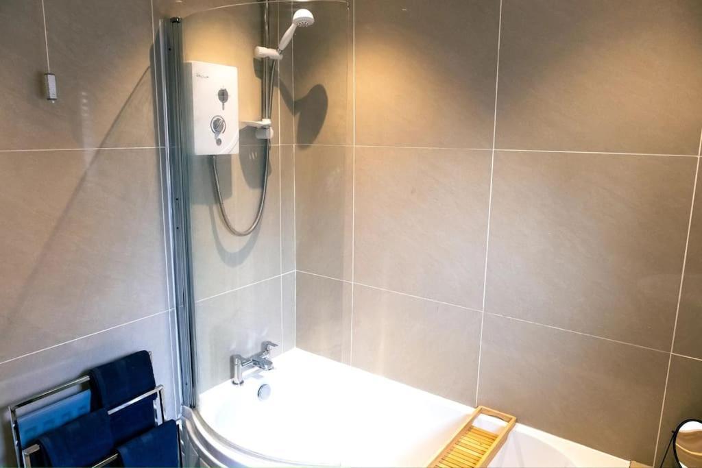 4 Bedroom - Sleep 9 Home In Cheadle Staffordshire - Alton Towers Polar Express Dimmingsdale Peak District Trentham Gardens Water World Esterno foto