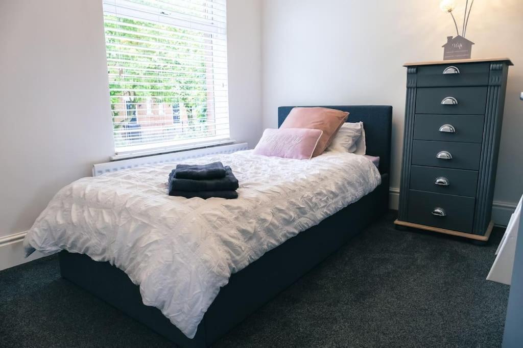 4 Bedroom - Sleep 9 Home In Cheadle Staffordshire - Alton Towers Polar Express Dimmingsdale Peak District Trentham Gardens Water World Esterno foto