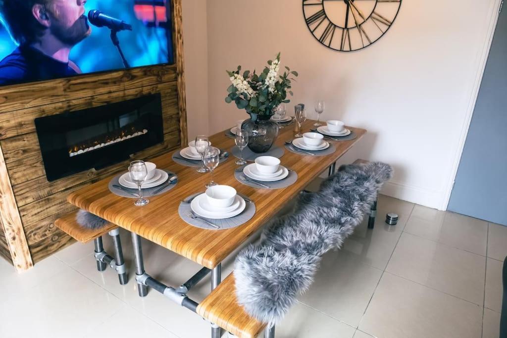4 Bedroom - Sleep 9 Home In Cheadle Staffordshire - Alton Towers Polar Express Dimmingsdale Peak District Trentham Gardens Water World Esterno foto