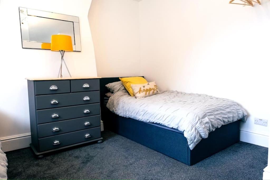 4 Bedroom - Sleep 9 Home In Cheadle Staffordshire - Alton Towers Polar Express Dimmingsdale Peak District Trentham Gardens Water World Esterno foto