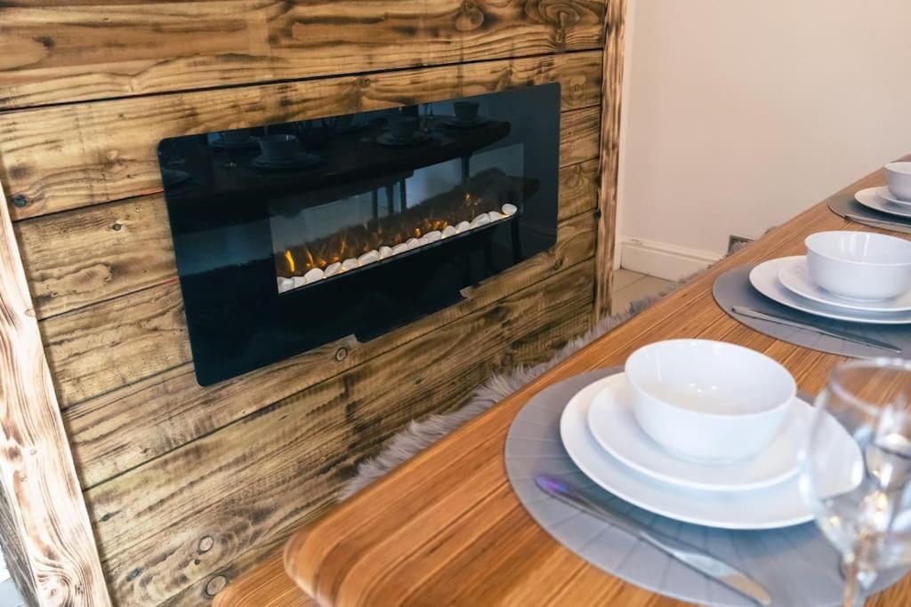 4 Bedroom - Sleep 9 Home In Cheadle Staffordshire - Alton Towers Polar Express Dimmingsdale Peak District Trentham Gardens Water World Esterno foto