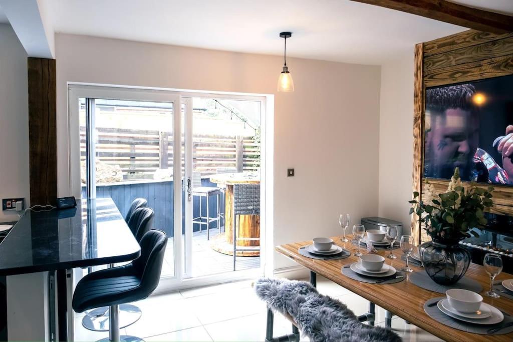 4 Bedroom - Sleep 9 Home In Cheadle Staffordshire - Alton Towers Polar Express Dimmingsdale Peak District Trentham Gardens Water World Esterno foto
