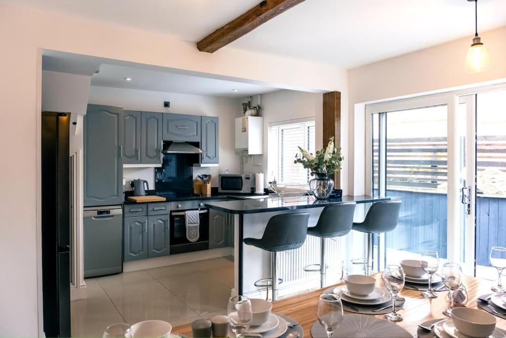 4 Bedroom - Sleep 9 Home In Cheadle Staffordshire - Alton Towers Polar Express Dimmingsdale Peak District Trentham Gardens Water World Esterno foto