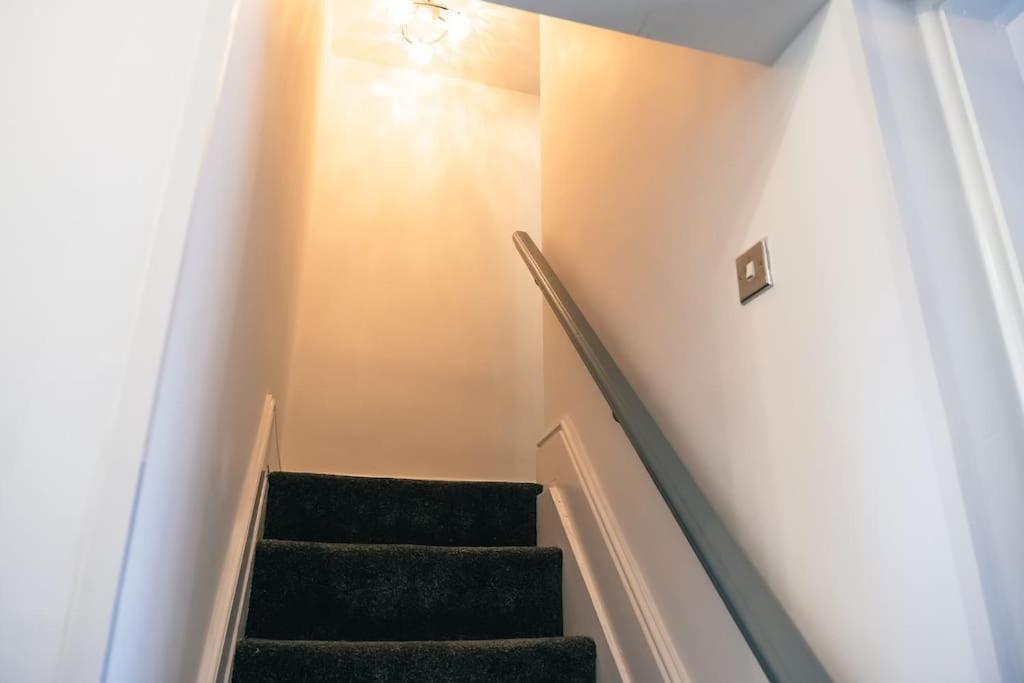 4 Bedroom - Sleep 9 Home In Cheadle Staffordshire - Alton Towers Polar Express Dimmingsdale Peak District Trentham Gardens Water World Esterno foto