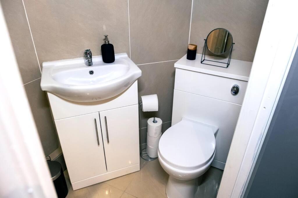4 Bedroom - Sleep 9 Home In Cheadle Staffordshire - Alton Towers Polar Express Dimmingsdale Peak District Trentham Gardens Water World Esterno foto