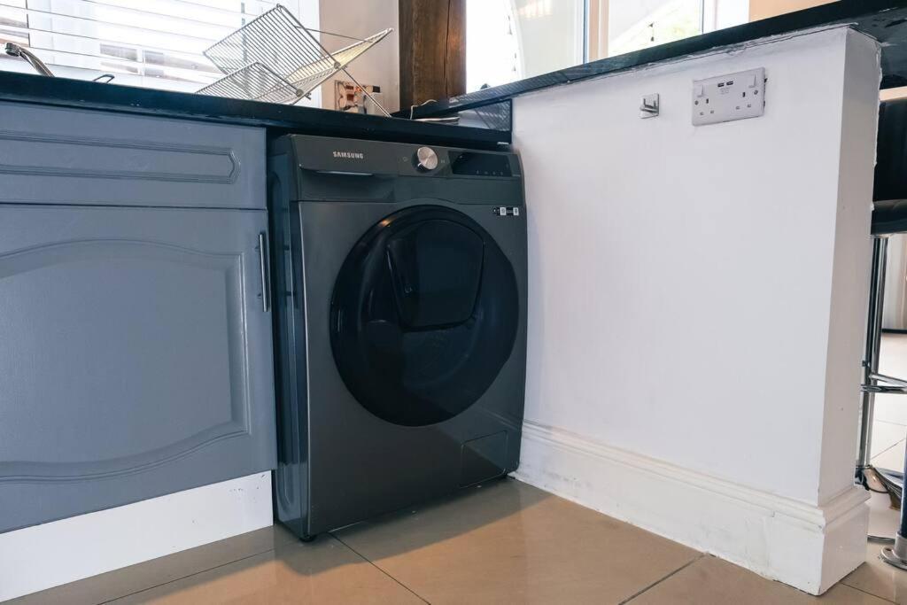 4 Bedroom - Sleep 9 Home In Cheadle Staffordshire - Alton Towers Polar Express Dimmingsdale Peak District Trentham Gardens Water World Esterno foto