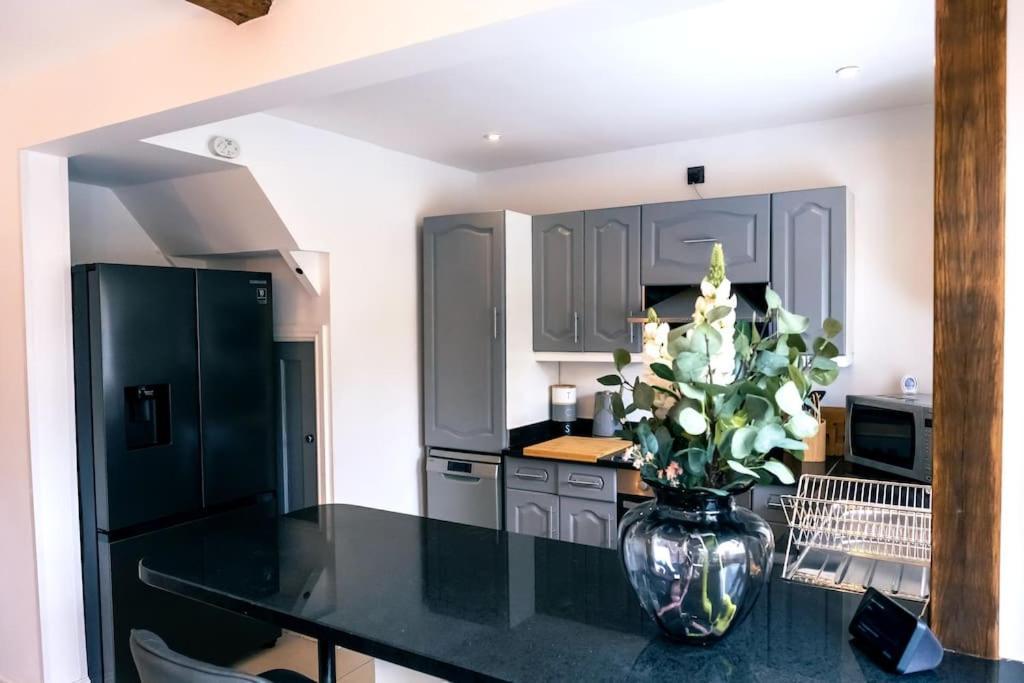 4 Bedroom - Sleep 9 Home In Cheadle Staffordshire - Alton Towers Polar Express Dimmingsdale Peak District Trentham Gardens Water World Esterno foto